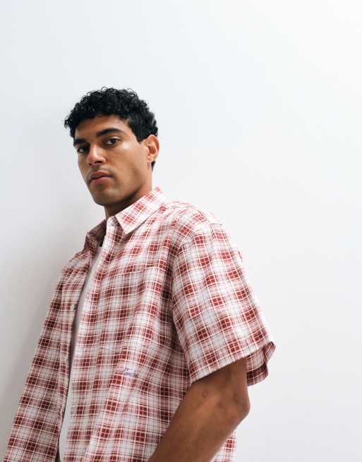 ASOS DESIGN - camisa boxy extragrande de cuadro micro con estampado en el pecho en rojo, 2 de 5