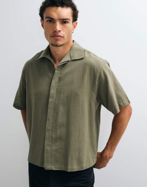 ASOS DESIGN - Camisa caqui extragrande con cuello de solapas y tapeta oculta, 3 de 5