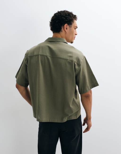 ASOS DESIGN - Camisa caqui extragrande con cuello de solapas y tapeta oculta, 4 de 5