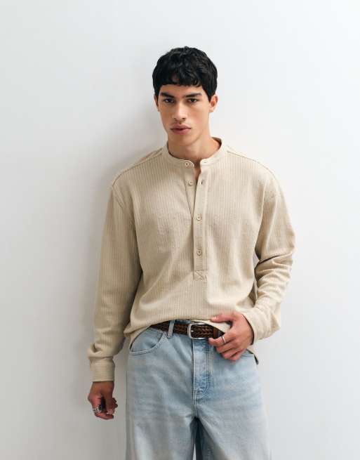 ASOS DESIGN - Camisa holgada texturizada con cuello henley en beige, 2 de 5