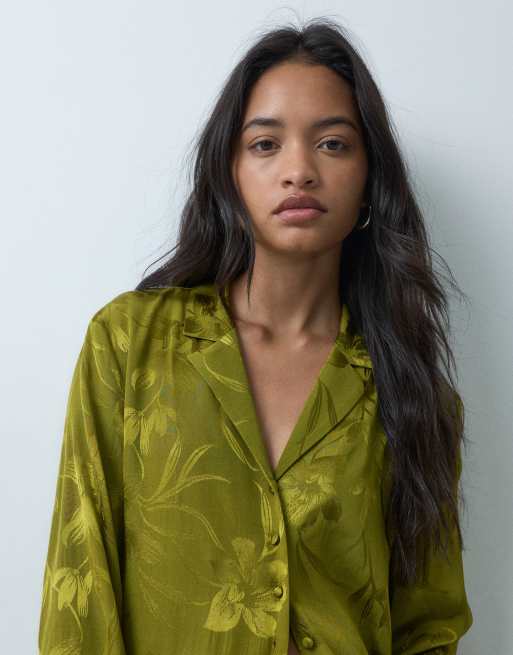 ASOS DESIGN camisa maxi jacquard satinado con botones en verde oliva, 3 de 5