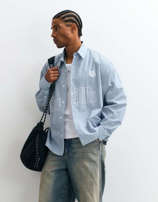 ASOS DESIGN - Camisa oversize boxy a rayas con estampado frontal en azul, 4 de 5