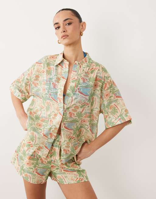 ASOS DESIGN - Camisa playera con estampado de paisaje y cuello de solapas (parte de un conjunto), 3 de 4