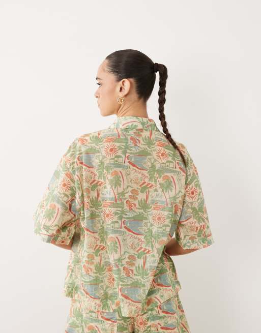 ASOS DESIGN - Camisa playera con estampado de paisaje y cuello de solapas (parte de un conjunto), 4 de 4