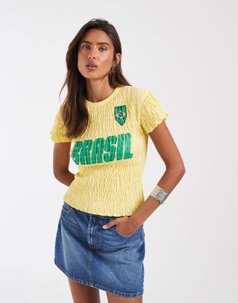 ASOS DESIGN - Camiseta amarilla fruncida con diseño encogido y estampado gráfico de fútbol de Brasil - view 1