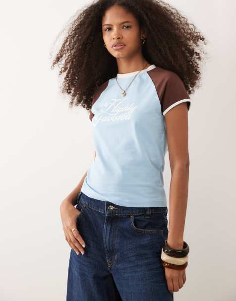 ASOS DESIGN - Camiseta azul claro y marrón chocolate con estampado gráfico "Highly Favoured" y mangas raglán en contraste - view 1