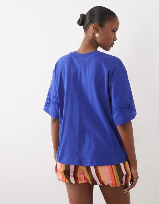 ASOS DESIGN - Camiseta azul de corte cuadrado con flores bordadas, 4 de 4