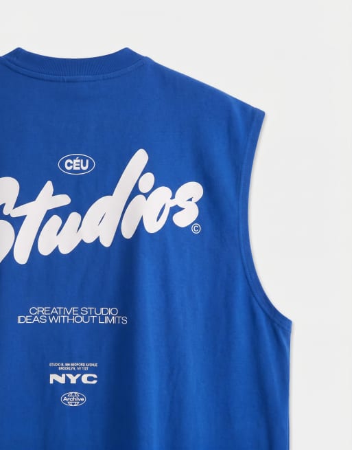 ASOS DESIGN - Camiseta azul extragrande sin mangas con estampado gráfico de texto en relieve, 8 de 9