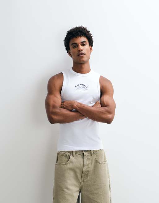 ASOS DESIGN - Camiseta blanca ajustada sin mangas con estampado gráfico de texto, 4 de 5