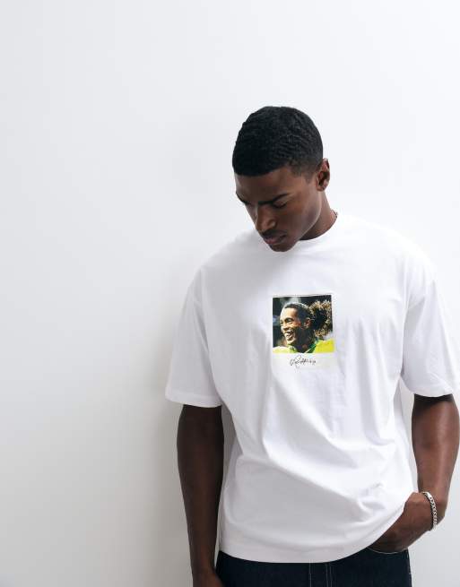 ASOS DESIGN - Camiseta blanca extragrande con estampado de Ronaldinho, 3 de 5