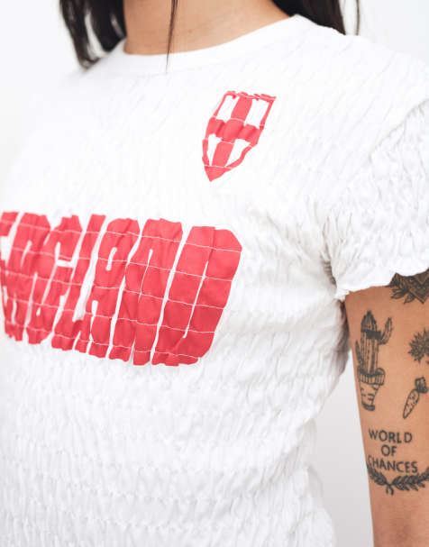 ASOS DESIGN - Camiseta blanca fruncida con diseño encogido y estampado gráfico de fútbol de Inglaterra - view 1