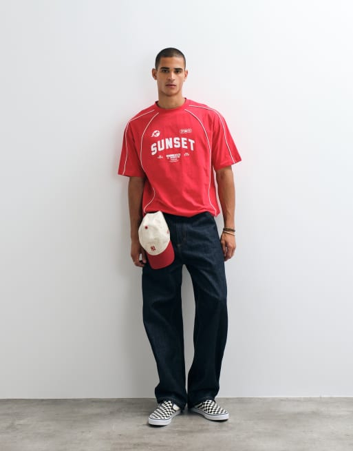 ASOS DESIGN - camiseta boxy extragrande con gráfico urbano en rojo, 2 de 5
