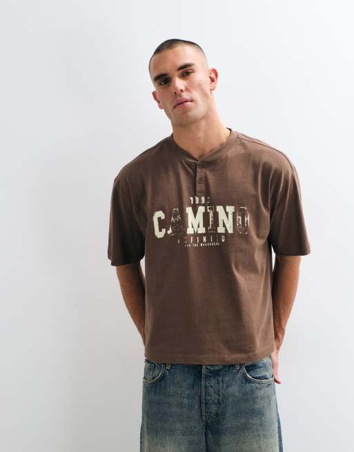 ASOS DESIGN - camiseta boxy extragrande con texto y cuello henley en marrón lavado, 2 de 5