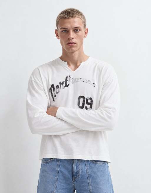 ASOS DESIGN camiseta boxy extragrande de manga larga con texto y cuello de pico en crema, 6 de 10