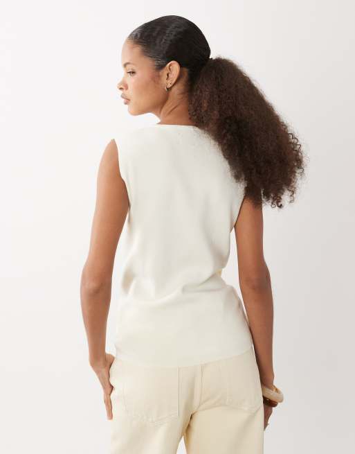 ASOS DESIGN - Camiseta color crema asimétrica sin mangas con diseño drapeado, 4 de 4