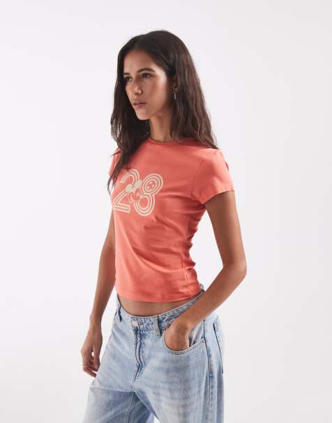 ASOS DESIGN camiseta con diseño encogido Disney con estampado de Mickey Mouse de fútbol en naranja - view 1