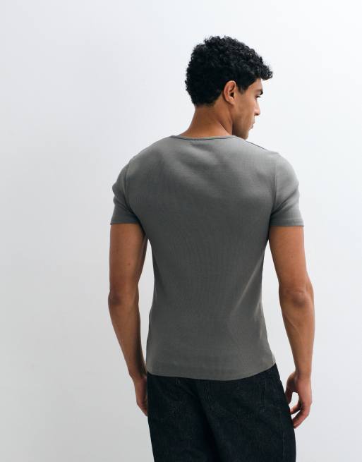 ASOS DESIGN camiseta de corte ajustado con cuello panadero en canalé gris oscuro, 5 de 5