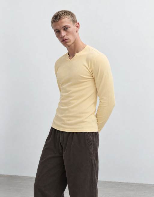 ASOS DESIGN camiseta de manga larga de corte ajustado con cuello con abertura en canalé amarillo, 6 de 10