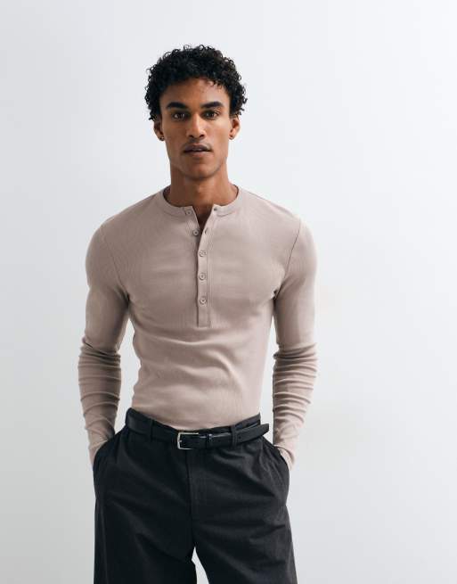 ASOS DESIGN camiseta de manga larga de corte ajustado con cuello panadero en canalé beige, 3 de 10