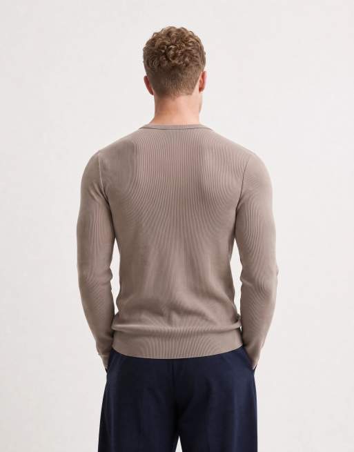 ASOS DESIGN camiseta de manga larga de corte ajustado con cuello panadero en canalé beige, 9 de 10
