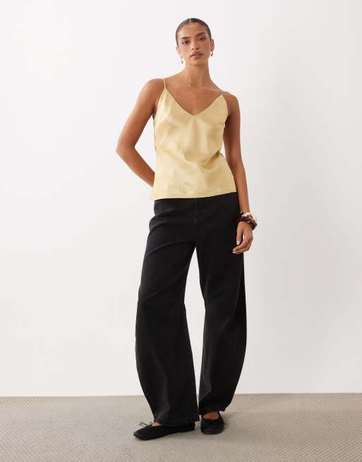 ASOS DESIGN - Camiseta dorada de tirantes con cuello de pico de satén, 2 de 4