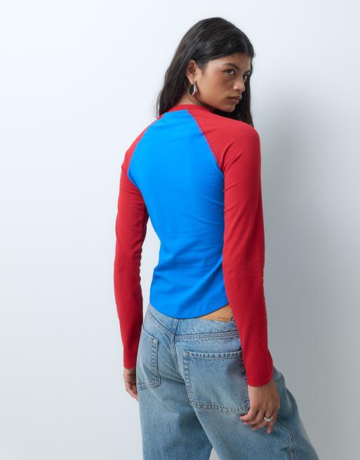 ASOS DESIGN camiseta entallada de manga larga ranglán en azul y rojo, 3 de 5