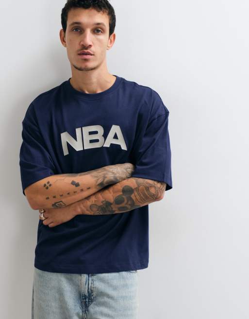 ASOS DESIGN camiseta extragrande con estampado de equipos de la NBA en azul marino, 2 de 5