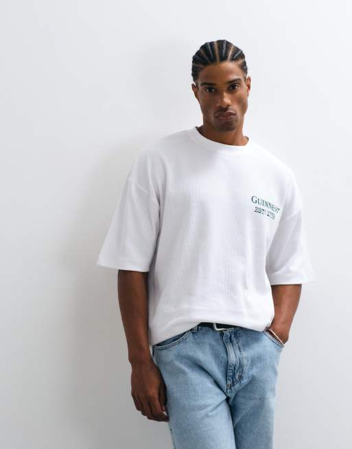 ASOS DESIGN - camiseta extragrande con estampado Guinness en blanco, 2 de 5