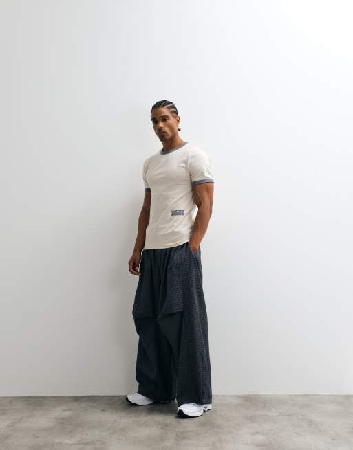ASOS DESIGN - Camiseta gris de corte slim con ribetes y texto gráfico, 3 de 5