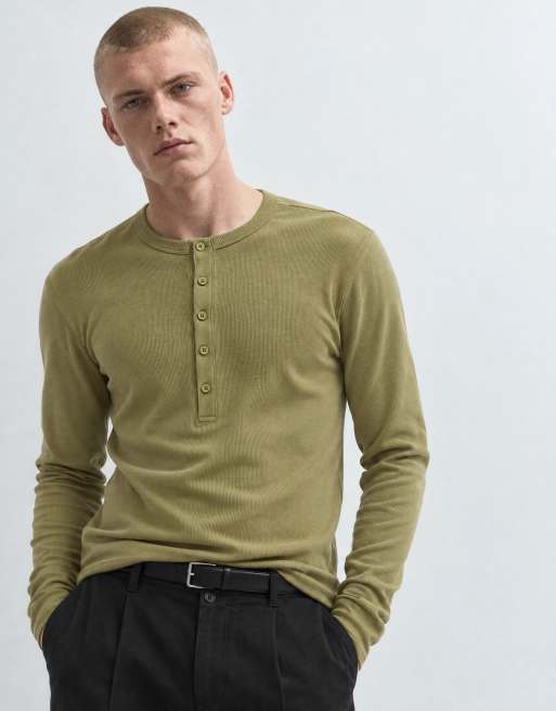 ASOS DESIGN camiseta henley de manga larga de corte ajustado en canalé caqui, 7 de 8