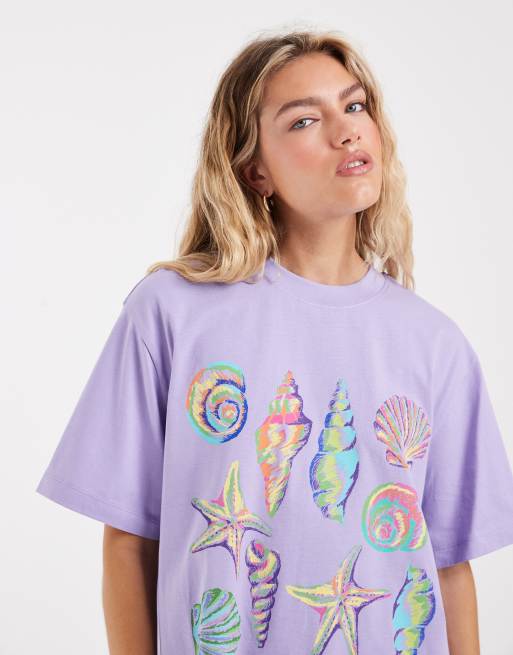 ASOS DESIGN - Camiseta lila extragrande con estampado gráfico de conchas en tonos neón, 2 de 4