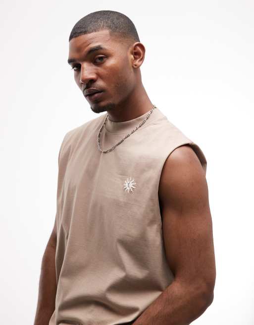 ASOS DESIGN - Camiseta marrón moca extragrande sin mangas con estampado de palmeras en relieve, 4 de 5