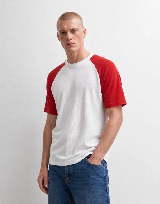ASOS DESIGN - camiseta relajada raglán en blanco y rojo con punto gofrado, 6 de 10