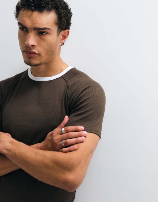 ASOS DESIGN - camiseta ringer de corte ajustado con manga raglán en canalé marrón, 2 de 5