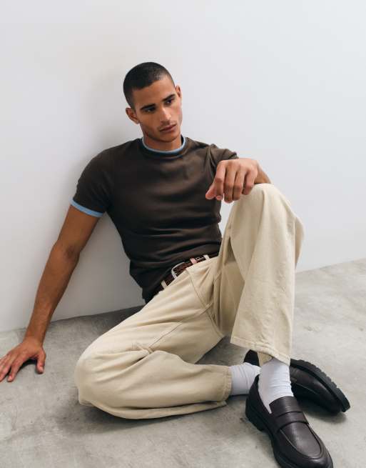 ASOS DESIGN - camiseta slim con ribete en contraste marrón, 2 de 5