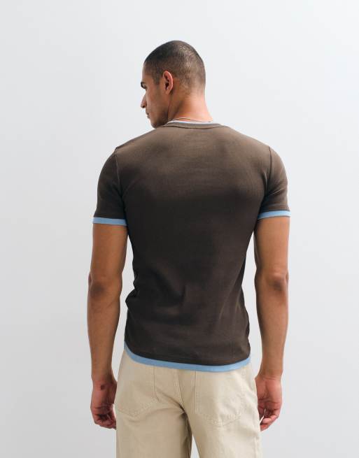 ASOS DESIGN - camiseta slim con ribete en contraste marrón, 5 de 5