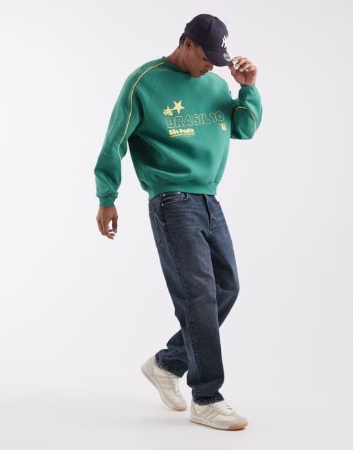 ASOS DESIGN - Camiseta verde extragrande con estampado de Brasil, cuello redondo y ribetes, 2 de 5