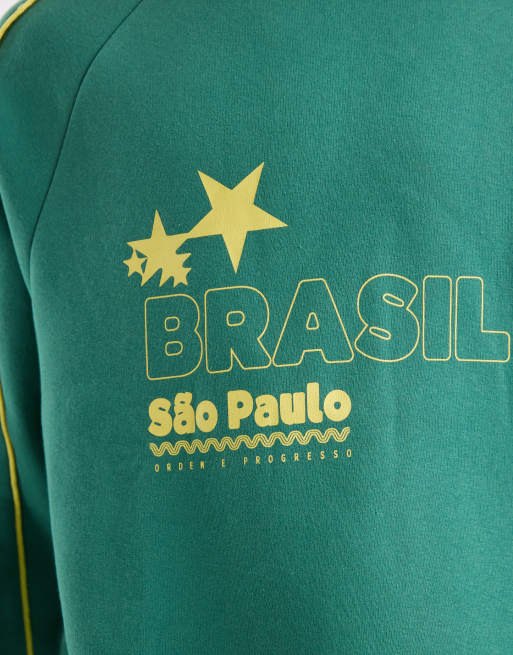 ASOS DESIGN - Camiseta verde extragrande con estampado de Brasil, cuello redondo y ribetes, 3 de 5