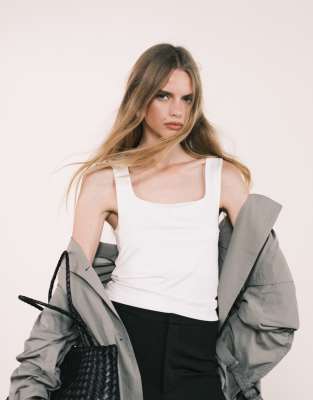 ASOS DESIGN - Camisole aus breatheMAX-Polyamid in Weiß mit eckigem Ausschnitt