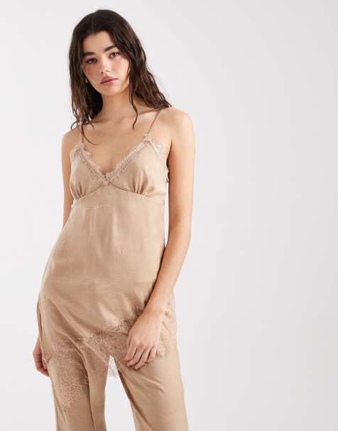 ASOS DESIGN – Camisole aus Knittersatin in Beige mit asymmetrischem Saum und Spitzenbesatz - view 1