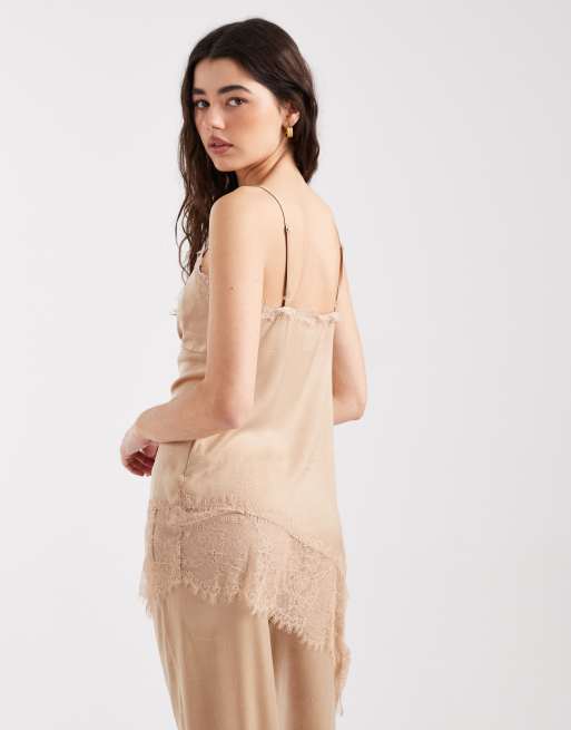 ASOS DESIGN – Camisole aus Knittersatin in Beige mit asymmetrischem Saum und Spitzenbesatz, 4 von 4
