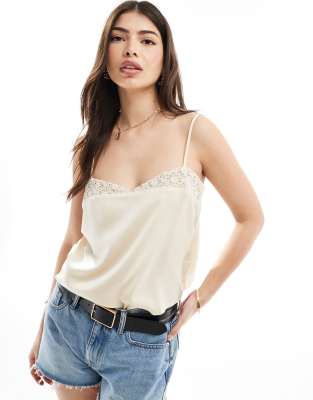 ASOS DESIGN - Camisole aus Satin in Creme mit Häkeldetails-Weiß