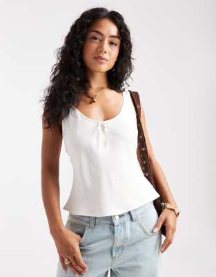 ASOS DESIGN - Camisole aus Satin in Elfenbeinweiß mit U-Ausschnitt