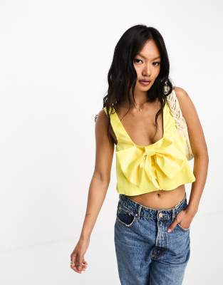 ASOS Design - Camisole in Gelb aus strukturiertem Satin mit Schleifendetail