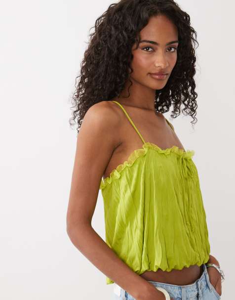 ASOS DESIGN – Camisole in Grün mit Knitterstruktur, Ballonsaum und Netzstoff-Besatz - view 1