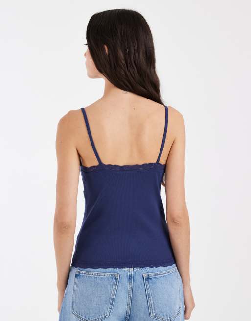 ASOS DESIGN – Camisole in Marineblau mit kontrastierendem Spitzenbesatz und V-Ausschnitt, 4 von 4