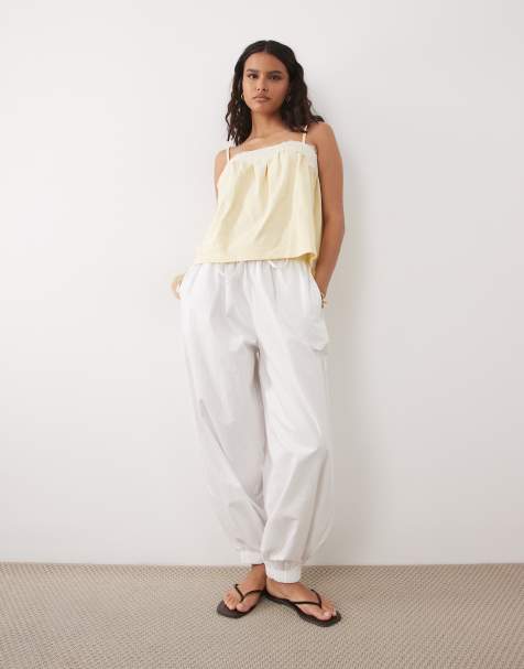 ASOS DESIGN – Camisole in Pastellgelb mit farblich abgesetztem Spitzendetail - view 1