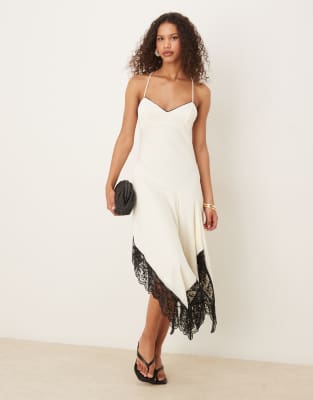 ASOS DESIGN - Camisole-Kleid in Creme mit kontrastierender Spitze in Schwarz und Zipfelsaum-Weiß