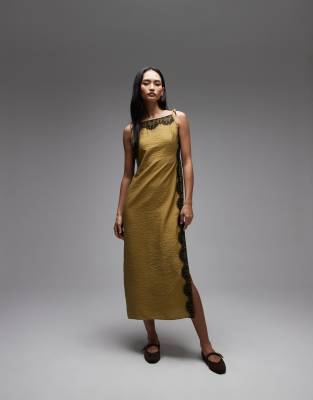 ASOS DESIGN - Camisole-Maxikleid aus Satin in Olivgrün mit Knitterstruktur, eckigem Ausschnitt und Spitzendetail