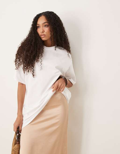 ASOS DESIGN – Camisole-Midikleid aus Satin in Weiß mit Oversize-T-Shirt-Oberlage, 2 von 4